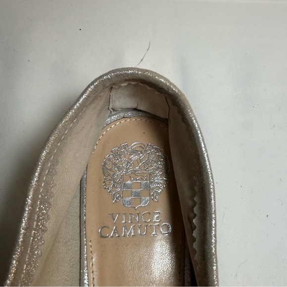 VINCE CAMUTO Sz 9.5 Penny Loafers Flats Almond Toe Cool Gold Colourway Leather - Picture 4 of 8